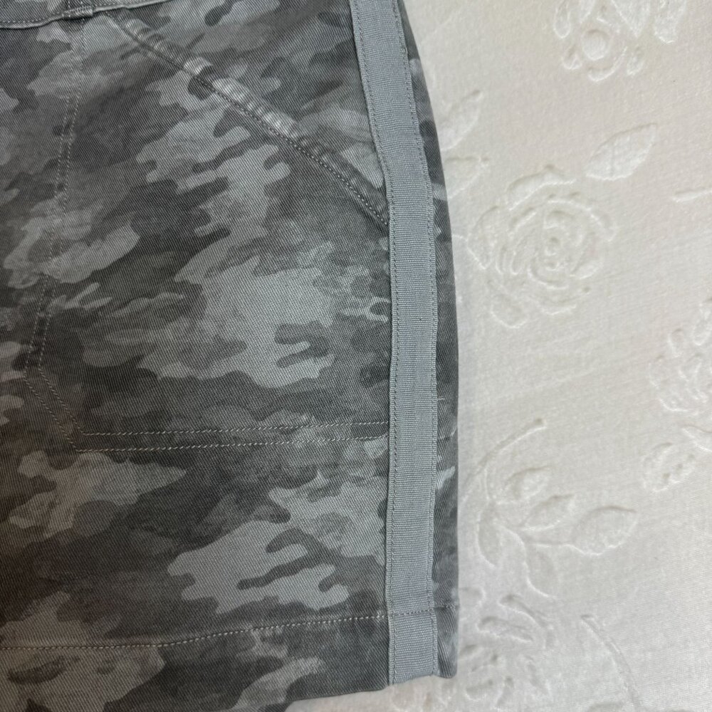 SPANX Stone Wash Camo Pull On Tummy Shaping Stretch Twill Shorts Size Medium - Picture 2 of 6